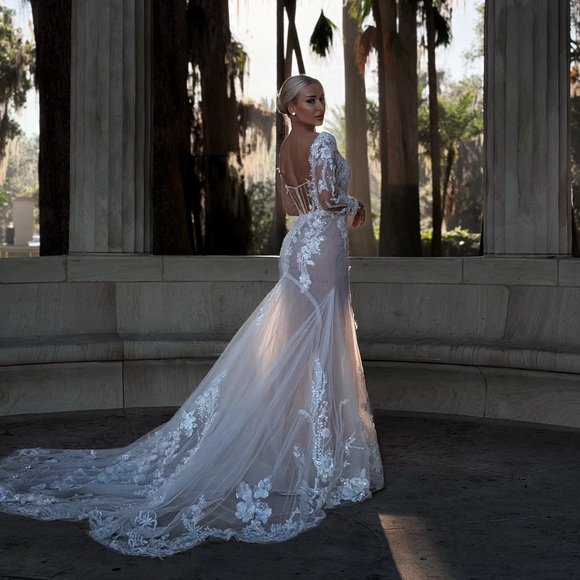 Elegant White Lace Wedding Dress - Picture 3 of 7